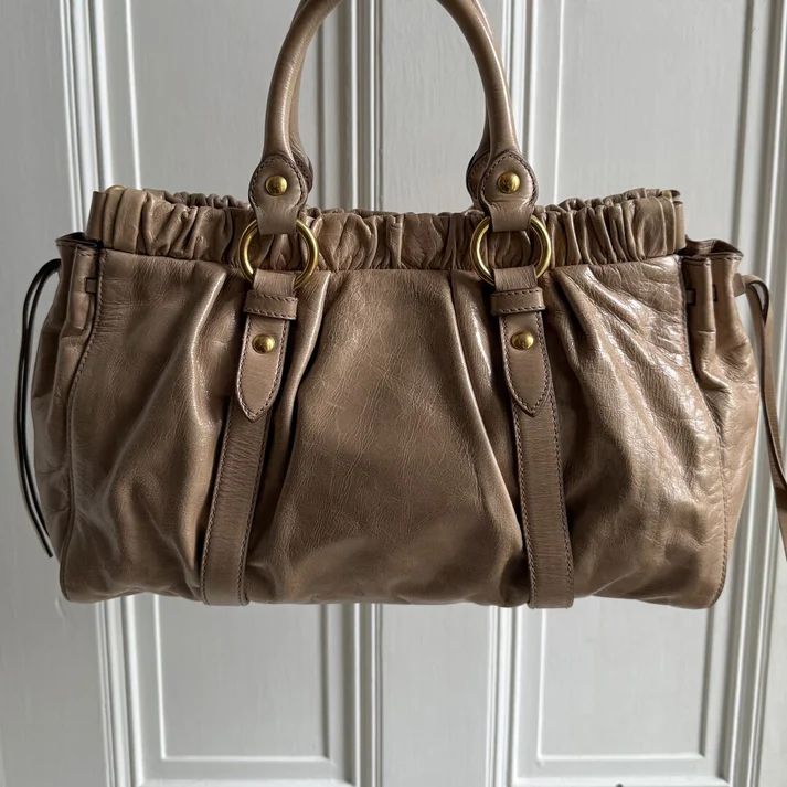 🏵️ Pre-owned Authentic Miu Miu Vitello Beige Leather Handbag 🏵️