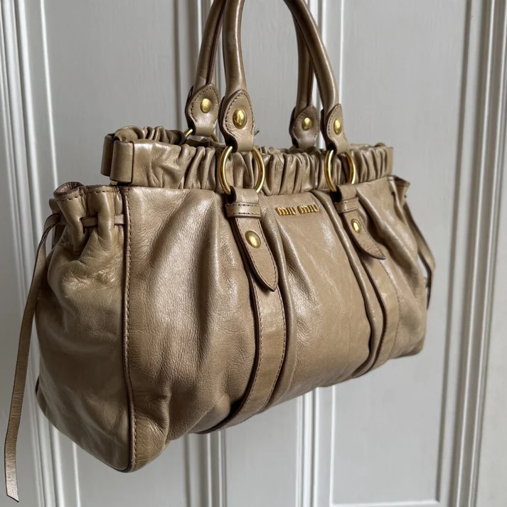 🏵️ Pre-owned Authentic Miu Miu Vitello Beige Leather Handbag 🏵️